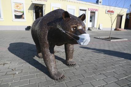 Барнаул. Скульптура медведя в медицинской маске..