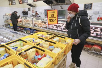 Барнаул. Девушка в медицинской маске в продуктовом магазине.