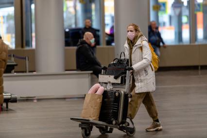 Московская область. Пассажирка в медицинской маске в терминале F аэропорта Шереметьево.