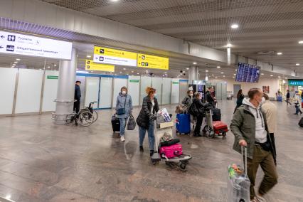 Московская область. Пассажиры в терминале F аэропорта Шереметьево.