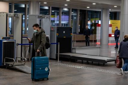 Московская область. Пассажир в терминале F аэропорта Шереметьево.