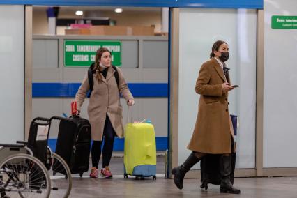 Московская область. Пассажиры в терминале F аэропорта Шереметьево.