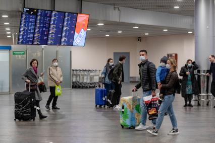 Московская область. Пассажиры в медицинских масках в терминале F аэропорта Шереметьево.