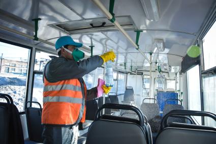 Новосибирск. Сотрудник тролейбусного парка   во время санобработки транспорта.