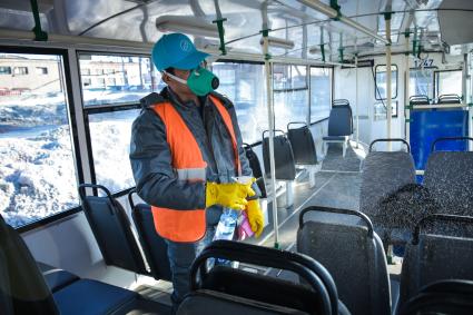 Новосибирск. Сотрудник тролейбусного парка   во время санобработки транспорта.