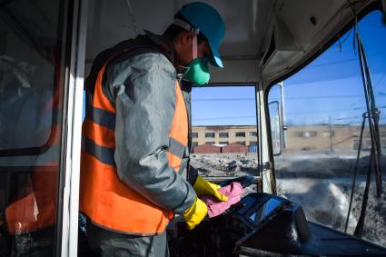 Новосибирск. Сотрудник тролейбусного парка   во время санобработки транспорта.