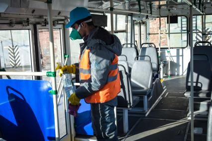 Новосибирск. Сотрудник тролейбусного парка   во время санобработки транспорта.