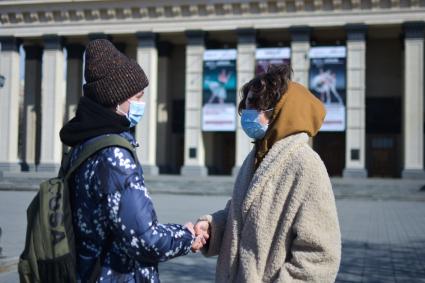 Новосибирск.  Молодые люди в медицинских масках на улице.