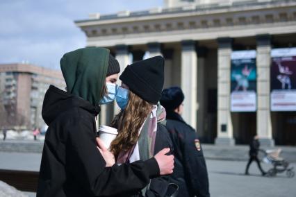 Новосибирск.  Молодые люди в медицинских масках на улице.