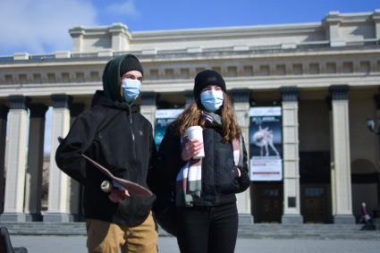 Новосибирск.  Молодые люди в медицинских масках на улице.