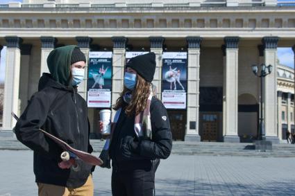 Новосибирск.  Молодые люди в медицинских масках на улице.