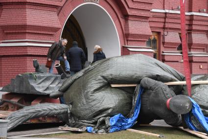 Москва.  Во время демонтажа старого и установки временного памятника маршалу Георгию Жукову на Манежной площади.