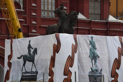 Москва.  Во время демонтажа старого и установки временного памятника маршалу Георгию Жукову на Манежной площади.