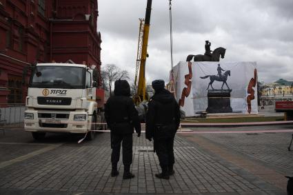 Москва.  Во время демонтажа старого и установки временного памятника маршалу Георгию Жукову на Манежной площади.