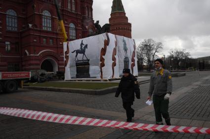 Москва.  Во время демонтажа старого и установки временного памятника маршалу Георгию Жукову на Манежной площади.