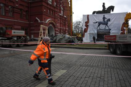 Москва.  Во время демонтажа старого и установки временного памятника маршалу Георгию Жукову на Манежной площади.