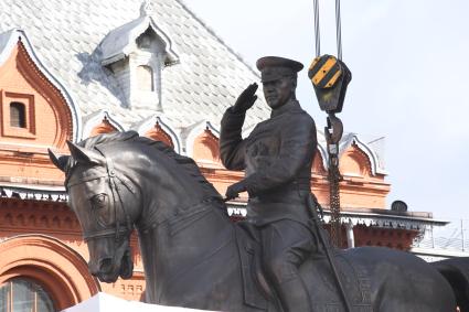 Москва.  Во время демонтажа старого и установки временного памятника маршалу Георгию Жукову на Манежной площади.