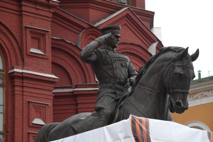 Москва.  Во время демонтажа старого и установки временного памятника маршалу Георгию Жукову на Манежной площади.