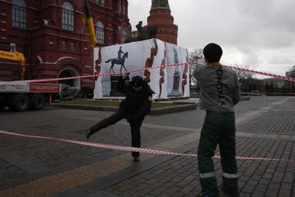 Москва.  Во время демонтажа старого и установки временного памятника маршалу Георгию Жукову на Манежной площади.