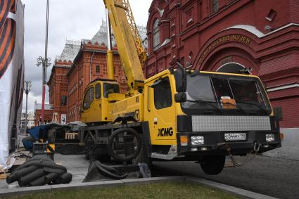 Москва.  Во время демонтажа старого и установки временного памятника маршалу Георгию Жукову на Манежной площади.