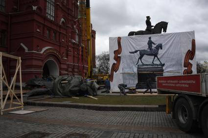 Москва.  Во время демонтажа старого и установки временного памятника маршалу Георгию Жукову на Манежной площади.