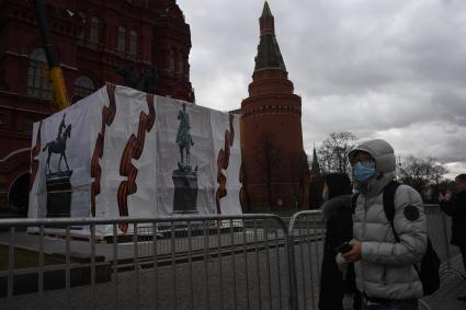 Москва.  Во время демонтажа старого и установки временного памятника маршалу Георгию Жукову на Манежной площади.