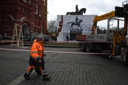 Москва.  Во время демонтажа старого и установки временного памятника маршалу Георгию Жукову на Манежной площади.