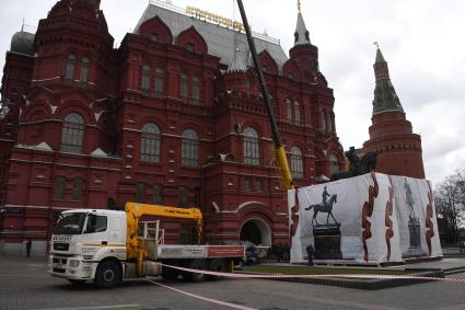 Москва.  Во время демонтажа старого и установки временного памятника маршалу Георгию Жукову на Манежной площади.