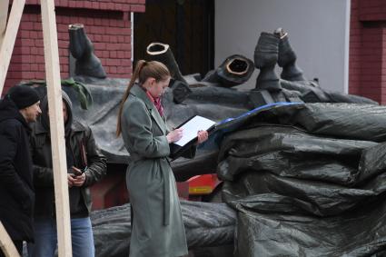 Москва.  Во время демонтажа старого и установки временного памятника маршалу Георгию Жукову на Манежной площади.