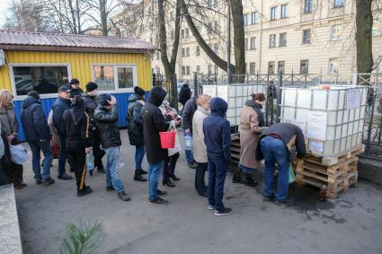 Санкт-Петербург.  Бесплатная раздача антисептиков на улице города.