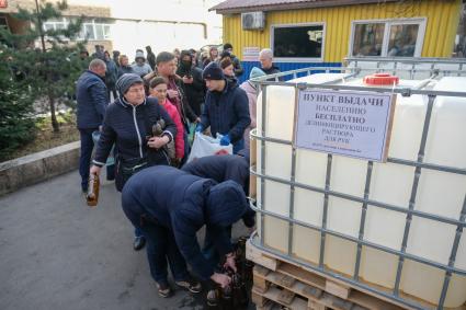 Санкт-Петербург.  Бесплатная раздача антисептиков на улице города.