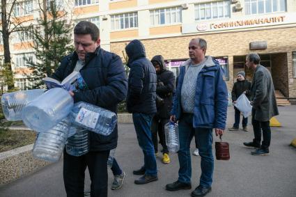 Санкт-Петербург.  Бесплатная раздача антисептиков на улице города.