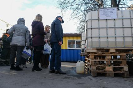 Санкт-Петербург.  Бесплатная раздача антисептиков на улице города.