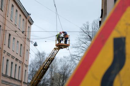 Санкт-Петербург.  Электрики за работой.