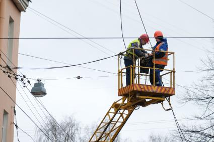 Санкт-Петербург.  Электрики за работой.