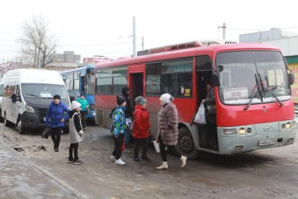Иркутск.  Пассажиры  на остановке  общественного транспорта.