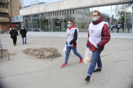 Екатеринбург. Волонтеры, студенты медицинского колледжа обходят пенсионеров, которые из-за эпидемии коронавируса COVID-19 не могут самостоятельно сходить в магазин или аптеку. Пенсионеры оставляют заявку о необходимости помощи, дают волонтером список покупок и деньги, после чего волонтеры покупают все по списку и доставляют покупки домой пенсионерам