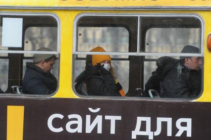 Екатеринбург. Горожане в медицинских масках во время эпидемии коронавируса COVID-19