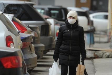 Екатеринбург. Горожане в медицинских масках во время эпидемии коронавируса COVID-19