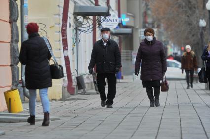 Екатеринбург. Горожане в медицинских масках во время эпидемии коронавируса COVID-19