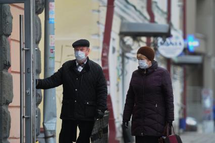 Екатеринбург. Горожане в медицинских масках во время эпидемии коронавируса COVID-19