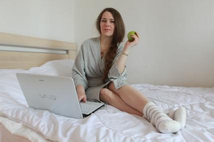 Иркутск. Женщина на удаленной работе у себя дома.
