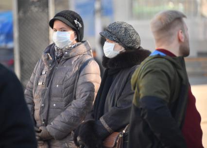 Москва.  Женщины  в медицинских масках  на Тверской улице.