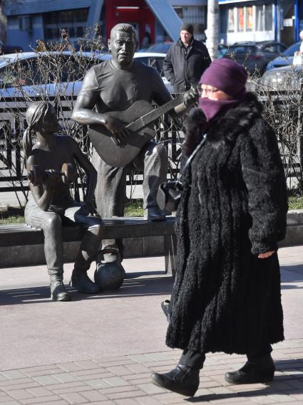 Москва.   Женщина закутаная шарфом на улице города.