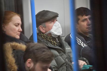Москва. Пассажиры в метро в медицинских масках.