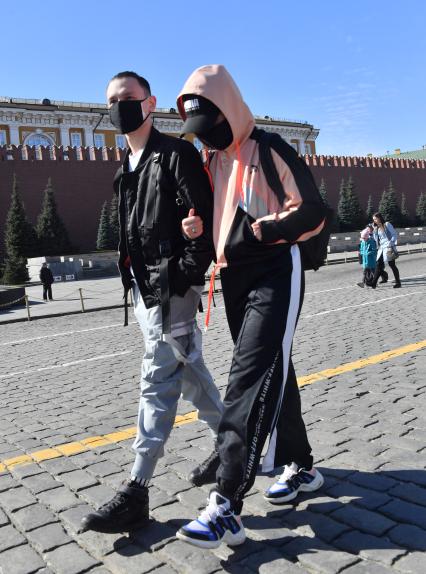Москва. Молодые люди в медицинских масках на Красной площади.