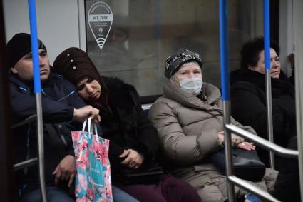 Москва. Пассажирка в медицинской маске в метро.
