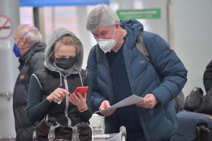 Москва.   Люди в медицинских масках.