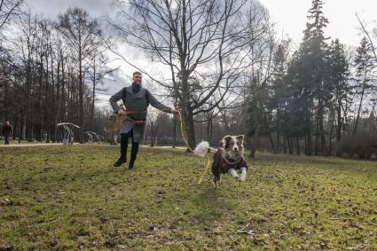 Москва. Молодой человек выгуливает собаку.