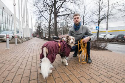 Москва. Молодой человек выгуливает собаку.